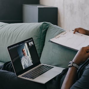 ¿Cómo puedo promocionar mis videos después de la edición?